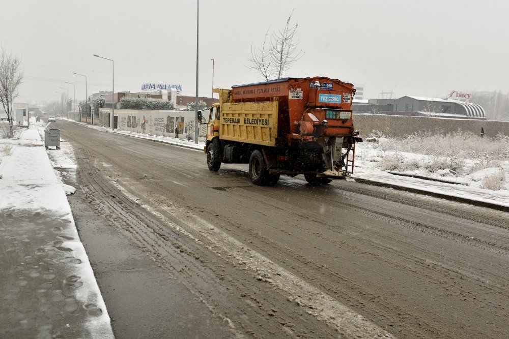 Tepebaşı Belediyesi ekipleri, kentte etkili olan kar yağışı ile birlikte, kar ile mücadele çalışmalarına başladı.